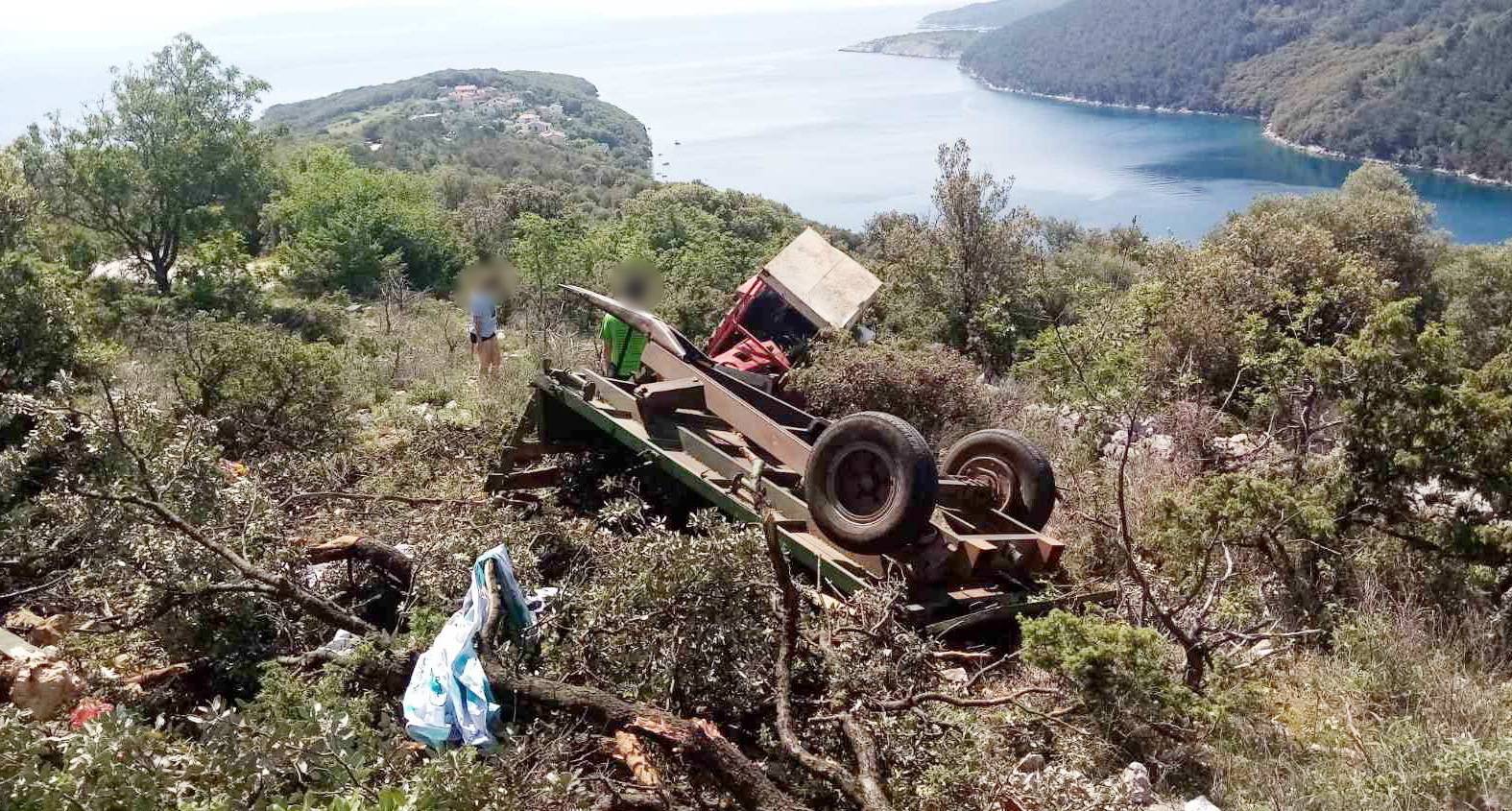 Prikolica puna maturanata se prevrnula kod Labina! Tamo su poslali pet timova Hitne pomoći