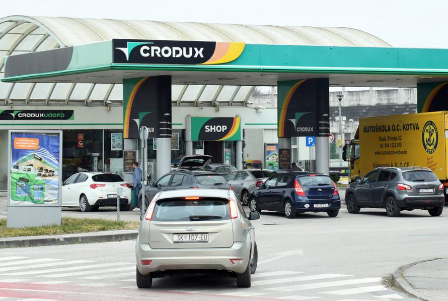 VIDEO Ogromne gužve, svi idu po gorivo. Oglasili se i iz HGK-a