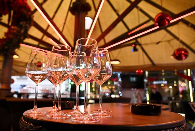 Zagreb: Pripreme ugostitelja u centru grada povodom Badnjaka