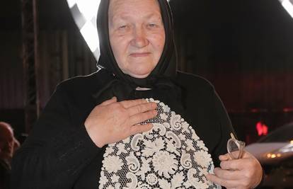 Bara (75) je hit revije: 'Sad je moda takva, vide im se dlake'