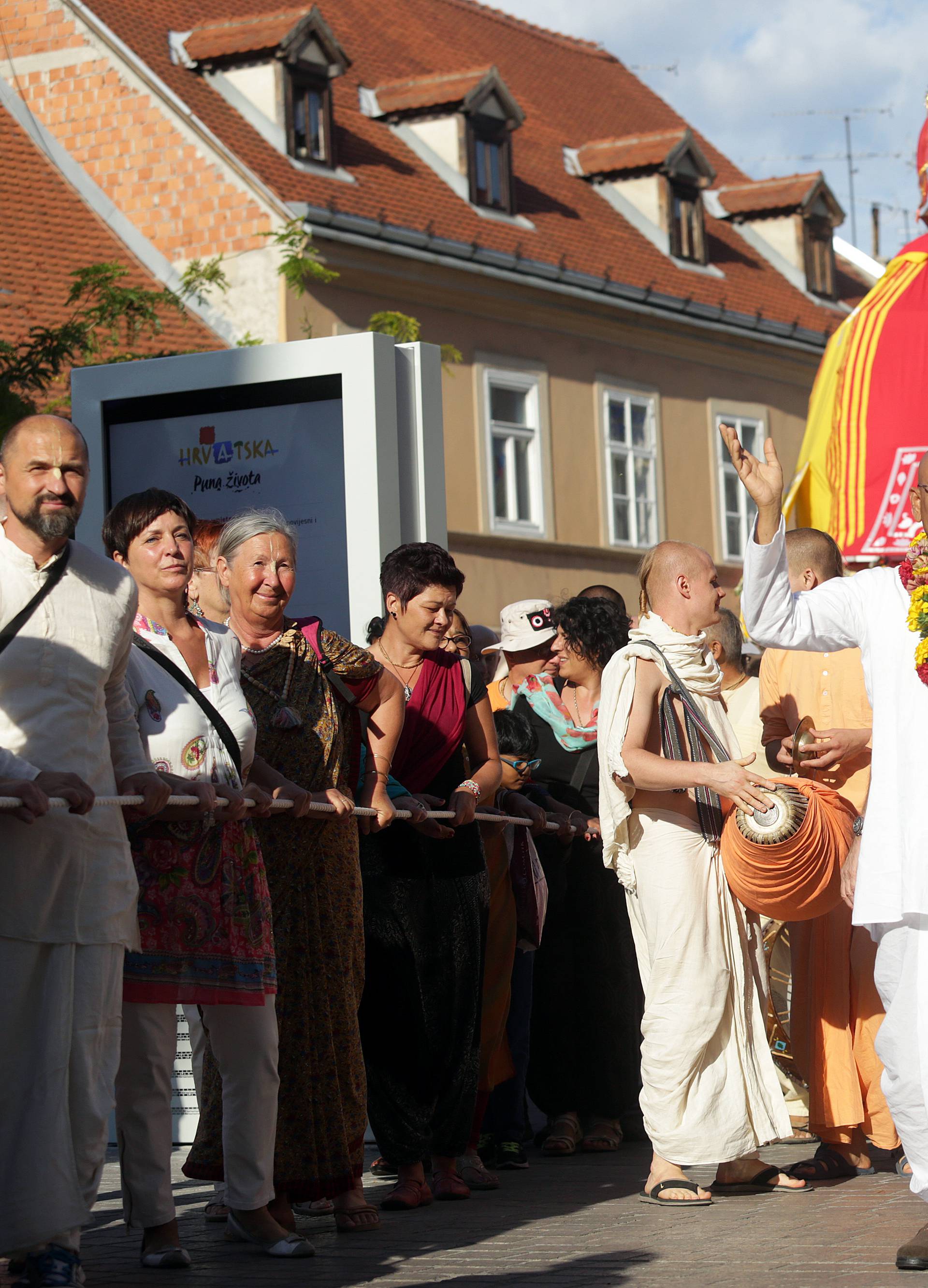 Zagreb prepun boja i zvukova: Indijski festival kočija u gradu