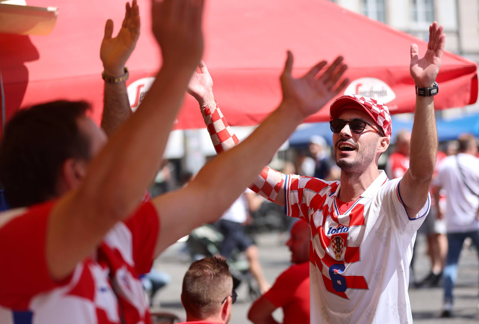 Leipzig: Hrvatski navijači zapjevali uz harmoniku