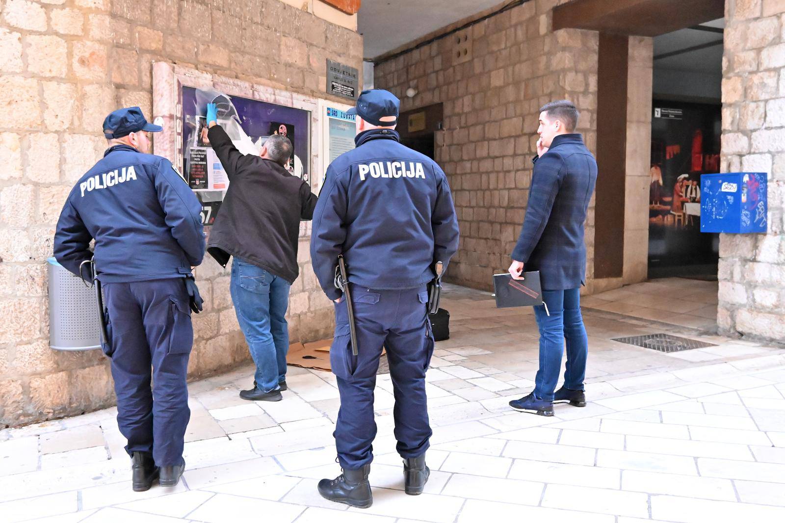 Zadar: Policija provodi očevid zbog plakata s omčom za vješanje i natpisom anemični