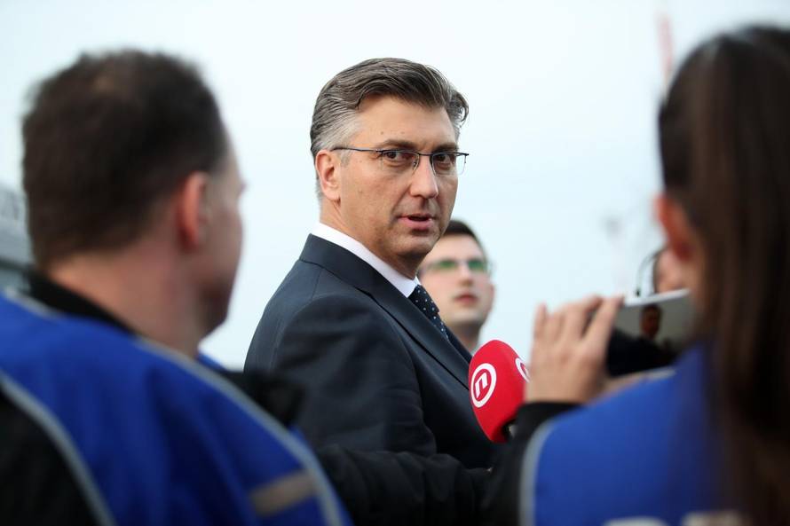 Plenković na dar dobio loptu, a on poklonio bicikl Mate Rimca