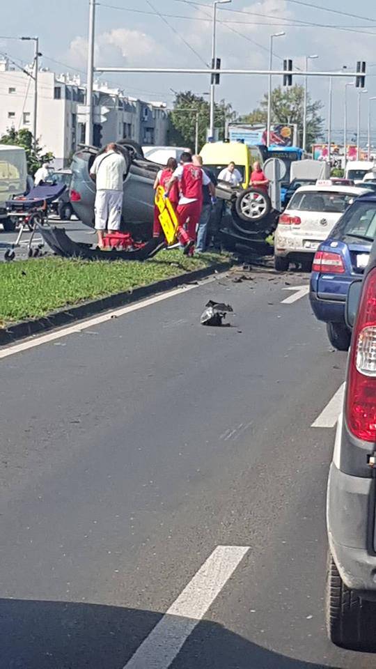 Auto planuo nakon frontalnog sudara, jedan završio u bolnici