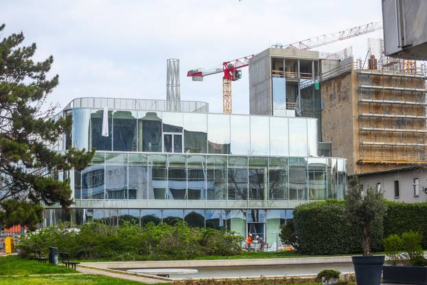 Zagreb: Postavljanje skulpture legendarnog dimnjaka u Paromlinu