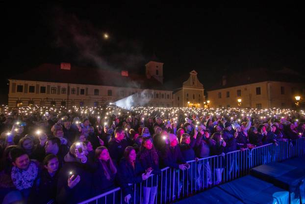 Osijek: Doček nove 2024. godine na Tvrđi uz Parni valjak