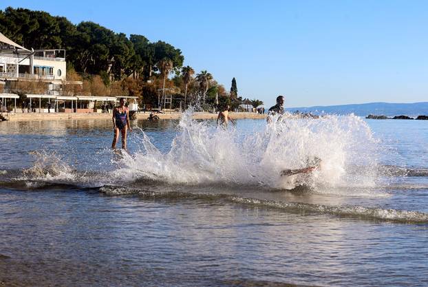 Splićani uživaju u zimskom kupanju na Bačvicama