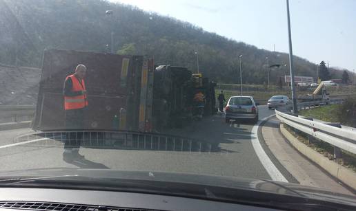 Vozač šlepera ušao prebrzo u zavoj pa se okrenuo na bok