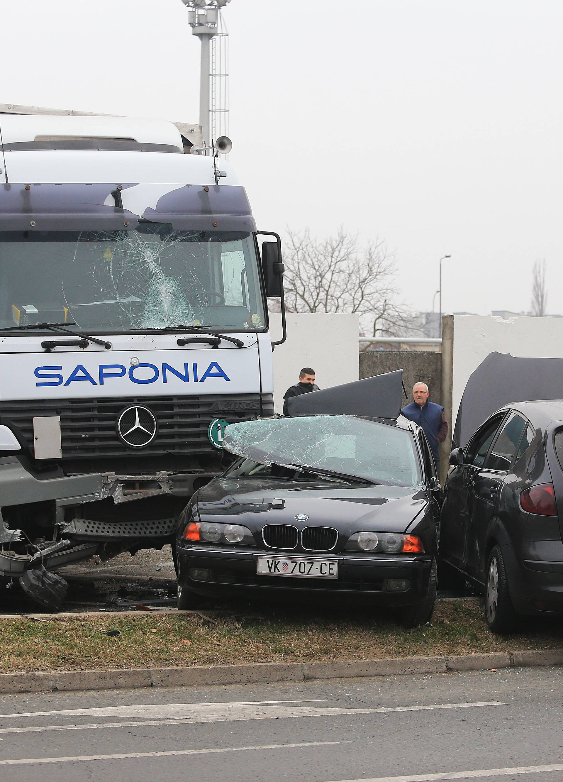 Šleper proklizao pa je zgužvao 4 automobila na parkiralištu