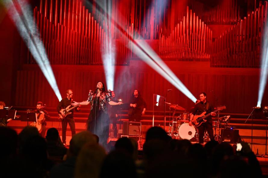 Kaliopi na koncertu u Lisinskom imala dva posebna gosta, a publika ju vraćala 2 puta na bis