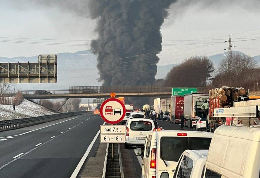 FOTO Zatvorili autocestu u Sloveniji zbog teške prometne nesreće: Izbio ogroman požar!