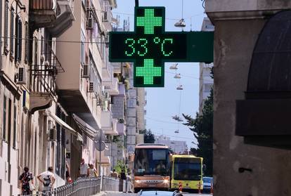 FOTO U hladu je spas! Turisti u Splitu sakrili su se od vrućina