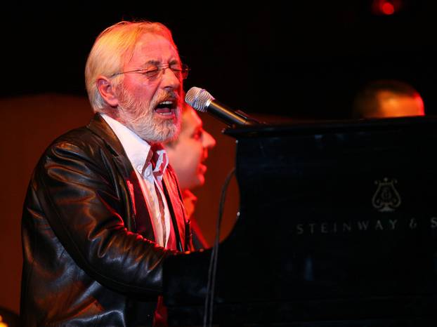 Split: 07.12.1947. ro?en poznati hrvatski glazbenik Oliver Dragojevi?