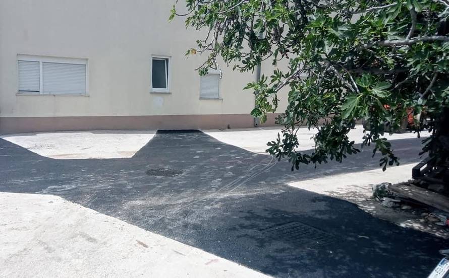 Ruglo u Kaštelima: Krenula je turistička sezona, a crni asfalt usred najljepšeg dijela grada