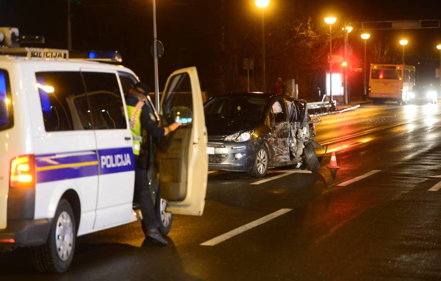Troje ozlijeđenih u sudaru auta i autobusa, promet je otežan...