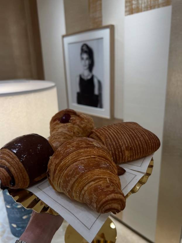 Pogledajte kako se Severina opušta na odmoru: Brčkanje u bazenu, fina hrana i skupi izlozi