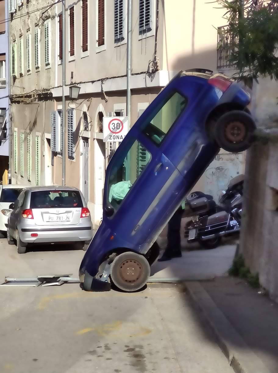 Bizarna nesreća u Puli: Sletio je s autom s dva metra visine