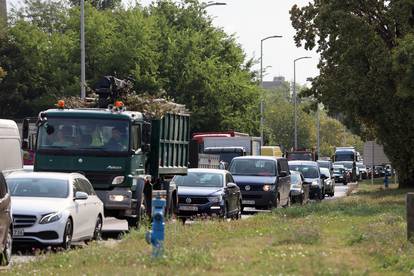 FOTO Ljudi se vraćaju u Zagreb, radovi još traju: Ovako je jutros bilo na podvožnjaku kod Savske