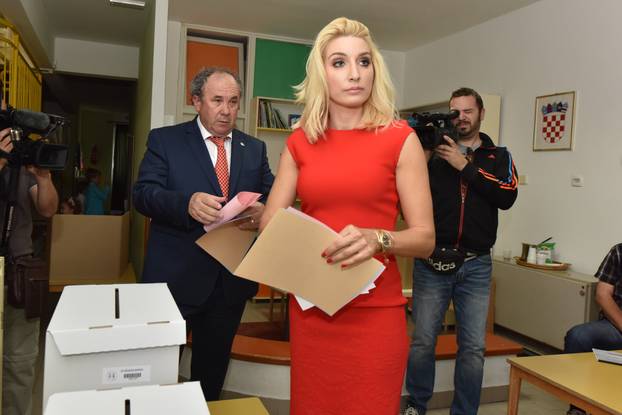 Split: Kandidat za gradona?elnika Željko Kerum ubacio glasa?ki listi? u krivu kutiju 