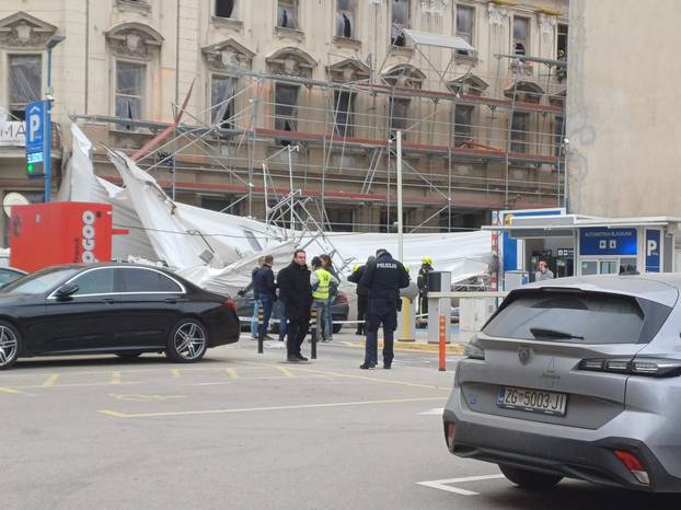 FOTO: U centru grada urušila se skela, prizori su dramatični...