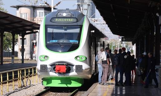 FOTO Prvi elektrobaterijski vlak pušten u promet: Evo kako izgleda i tko se prvi provozao