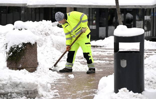 Zagreb: Snijeg zabijelio grad
