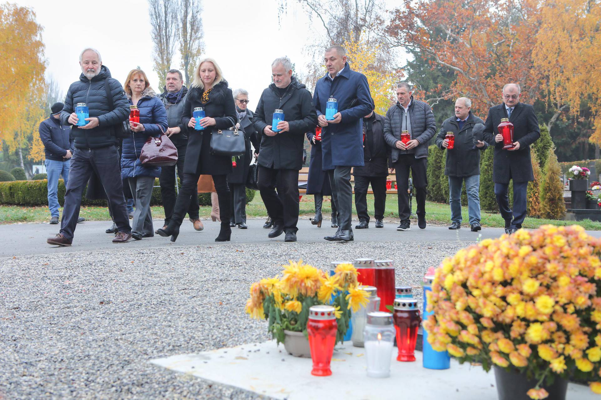 Povodom Bandićevog rođendana suradnici zapalili svijeće na njegov grob