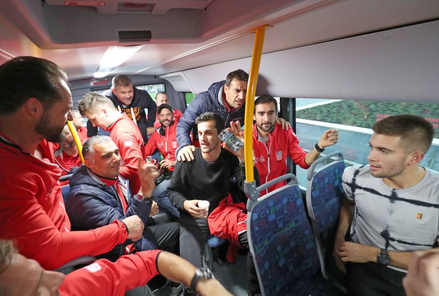 Pogledajte video iz busa: Čilić, Ćorić i društvo pili iz 'salatare