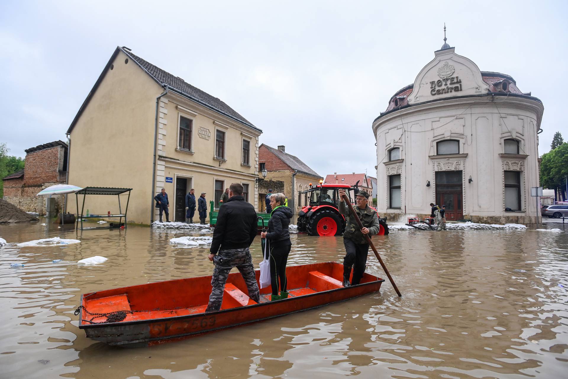 Rijeka Una poplavila područje Hrvatske Kostajnice