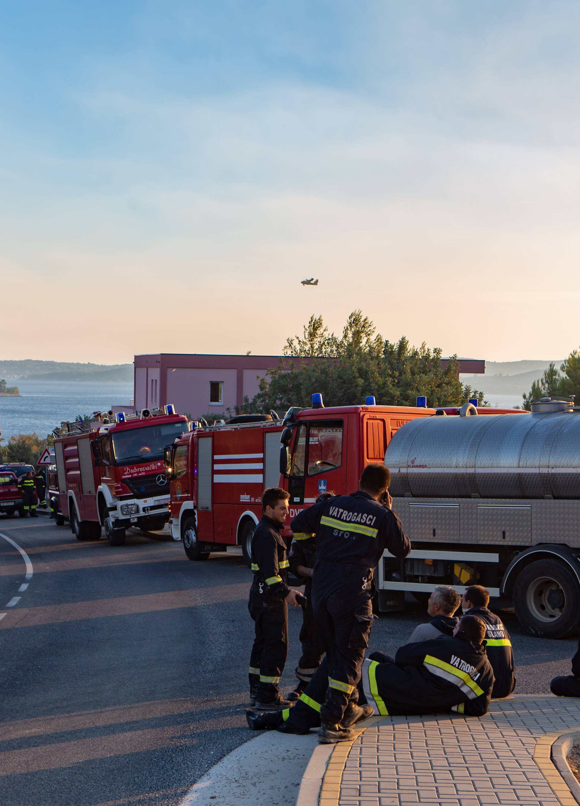 Požar na Pelješcu zaustavljen, u blizini Metkovića i dalje gori