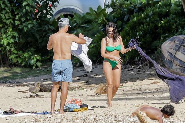 *PREMIUM-EXCLUSIVE* Actress gone Entrepreneur Jessica Alba is seen taking some deserved time off with husband Cash Warren in Hawaii !