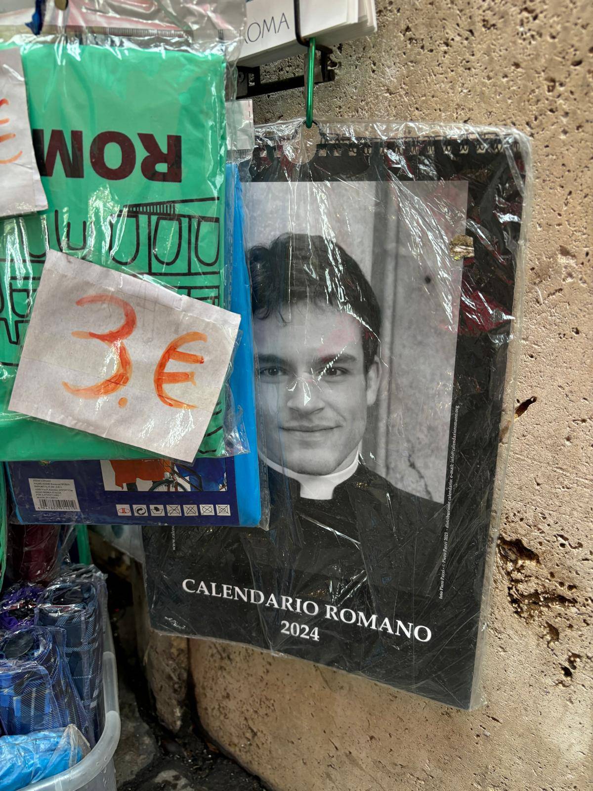 I dalje se prodaje kontroverzni kalendar po Rimu: 'Vatikan se zgrozio zbog seksi svećenika'