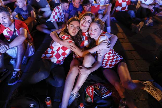 Osijek: Navijači prate utakmicu Hrvatska  - Portugal 