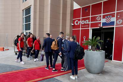 Stigli u Dohu: Igrači hrvatske nogometne reprezentacije u sjajnom raspoloženju ispred hotela Hilton 