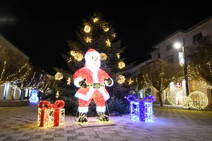 FOTO Božićna čarolija u centru Koprivnice: Pogledajte kako je grad zasjao u novom ruhu...