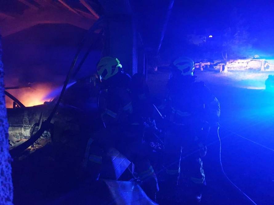 U požaru izgorjela garaža i auti