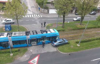 Sudar auta i tramvaja na Ksaveru: 'Nisu se uopće vidjeli'