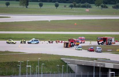 FOTO Drama u Münchenu: Klimatski aktivisti paralizirali aerodrom, zalijepili se za pistu