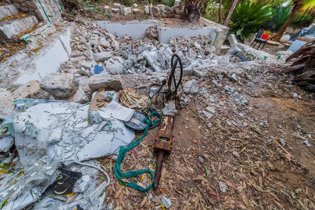 24sata: Palmižana: Reportaža o rušenju objekata Eduarda Tota Meneghella