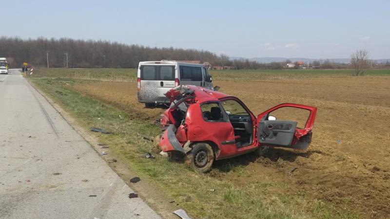 Vozač poginuo,  a Clio smrskan: Pijan kombijem naletio na auto