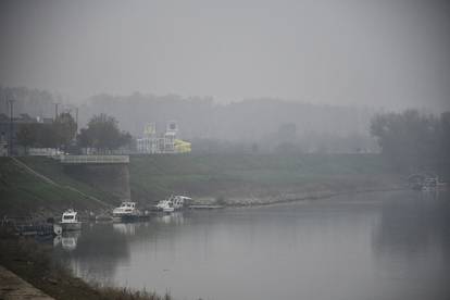 FOTO Gusta magla prekrila ulice u Slavonskom Brodu