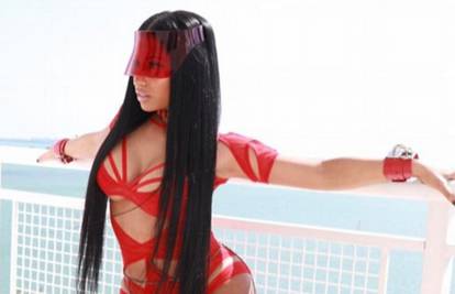 Nicki Minaj ističe bujne obline u 'opravici' dok ju bivši snima
