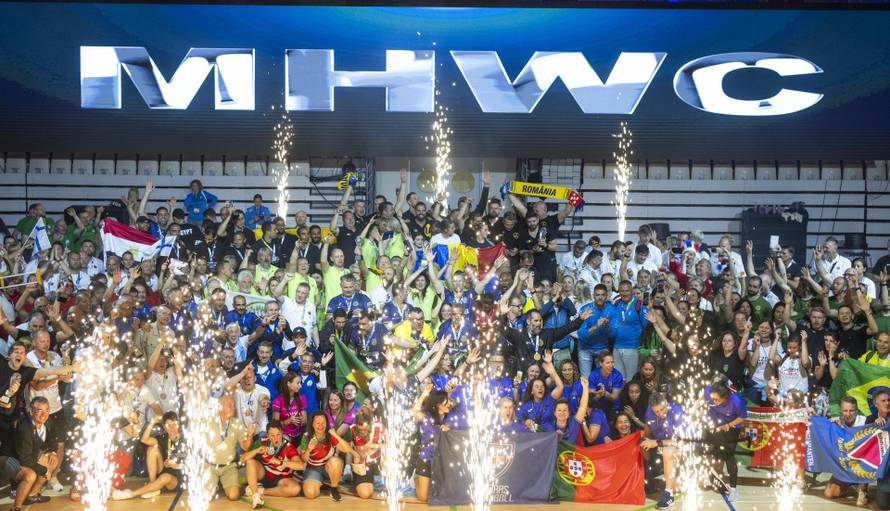 Iskrene emocije preplavile su omišku dvoranu. Drago Vuković podijelio je medalje i pehare...