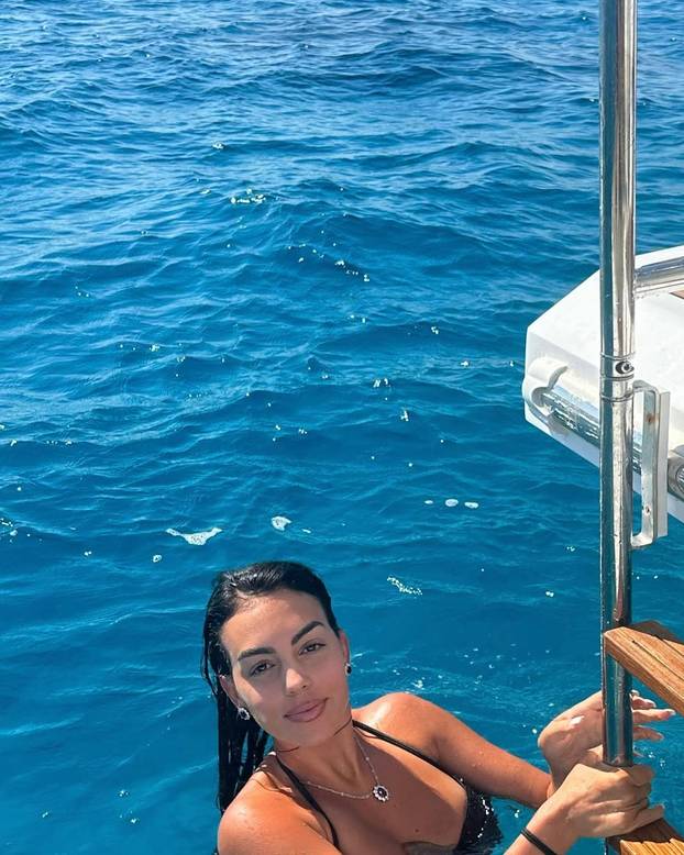 Georgina nakon zaruka uživa na plaži: U bijeloj je kombinaciji pokazala svoje bujne atribute...