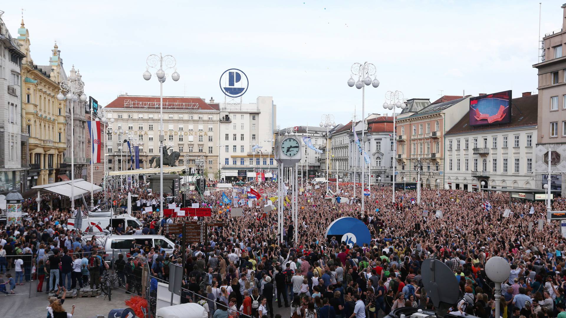 Na današnji 2016. održani veliki prosvjedi "Hrvatska može bolje" u znak potpore kurikularnoj reformi