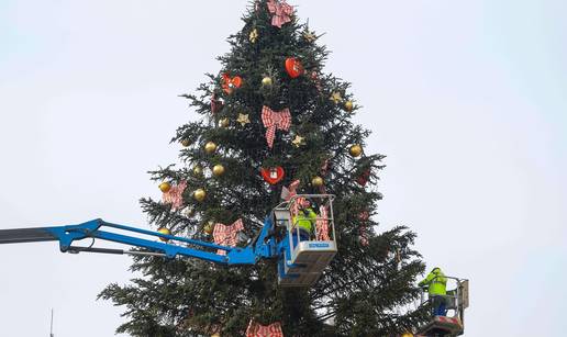 FOTO Zagreba&ccaron;ka blagdanska bajka je gotova: Pogledajte kako s glavnog trga mi&ccaron;u bor