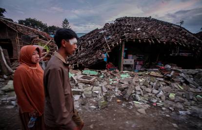 Borba s vremenom u Indoneziji: Među žrtvama je mnogo djece, brojni ljudi još pod ruševinama