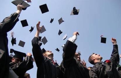 Plaće visokoobrazovanih na zapadu za 77 posto više