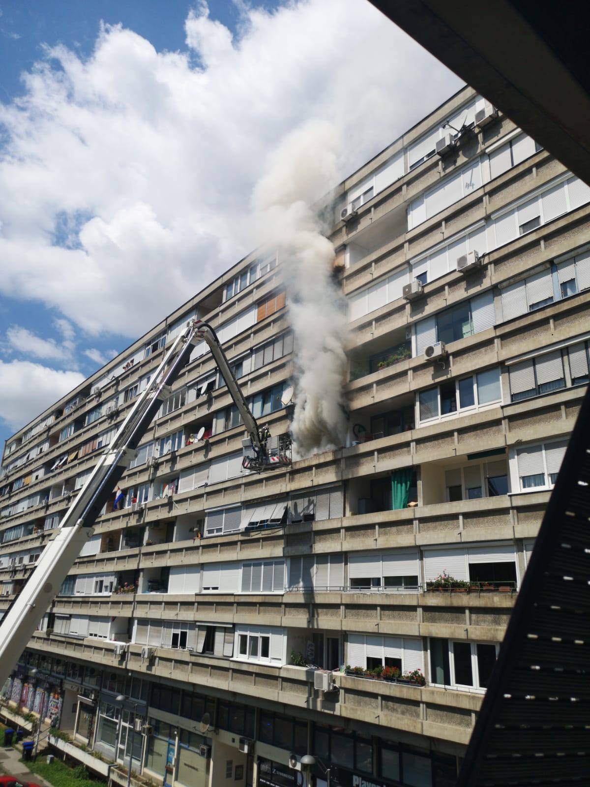 Požar u Zagrebu: Gorio stan na Krugama, sukljao je gust dim